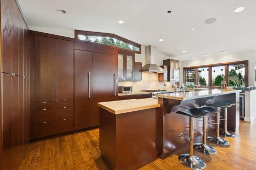 124 Carisbrooke Crescent, North Vancouver, BC 