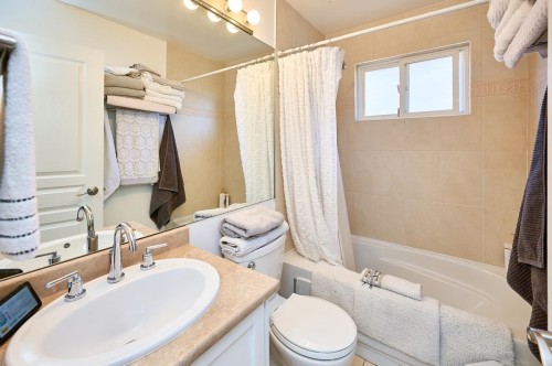 562 Keith Road W, North Vancouver, BC 