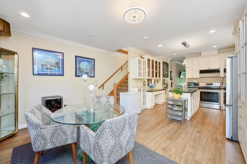 562 Keith Road W, North Vancouver, BC 