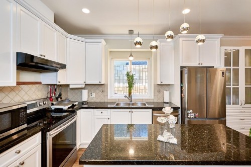 562 Keith Road W, North Vancouver, BC 