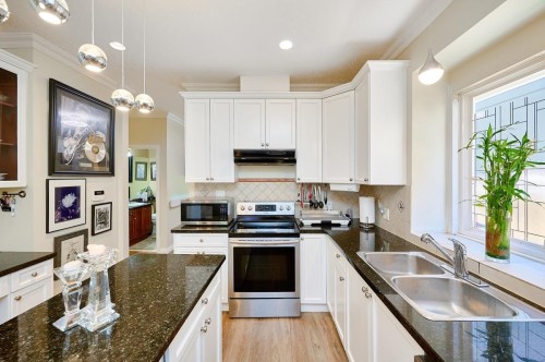 562 Keith Road W, North Vancouver, BC 