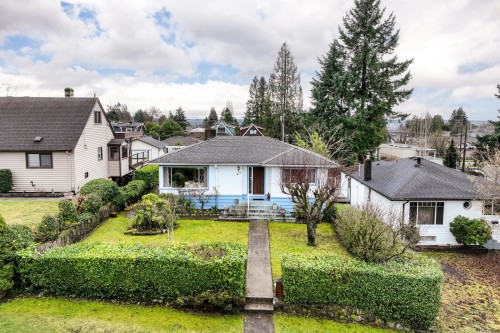 419 17th Street E North Vancouver, BC V7L 2W3