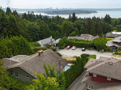 1725 Rosebery Avenue, West Vancouver, BC 