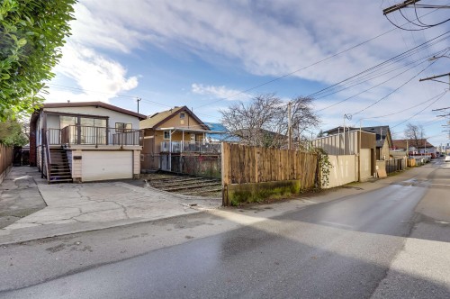 2579 Pender Street E, Vancouver, BC 