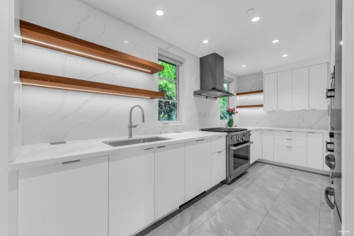 565 Robin Hood Road, West Vancouver, BC 