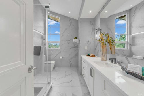 565 Robin Hood Road, West Vancouver, BC 