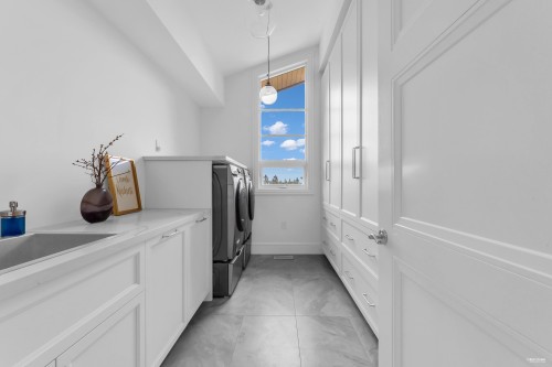 565 Robin Hood Road, West Vancouver, BC 