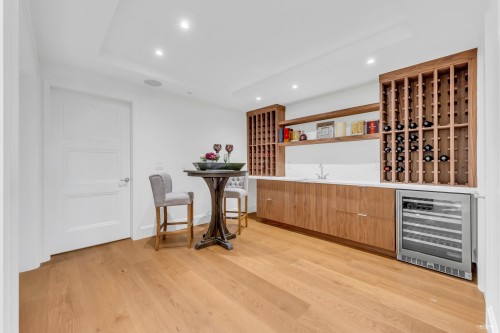 565 Robin Hood Road, West Vancouver, BC 