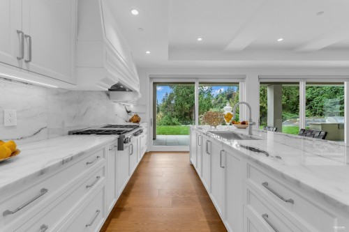 565 Robin Hood Road, West Vancouver, BC 