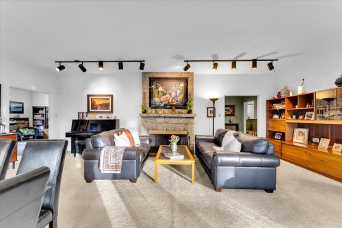 360 Keith Road, West Vancouver, BC 