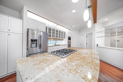 992 3Rd Street, West Vancouver, BC 