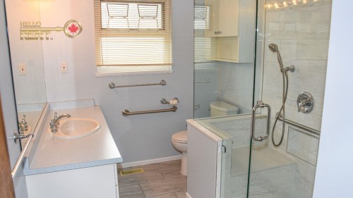 733 16Th Street E, North Vancouver, BC 