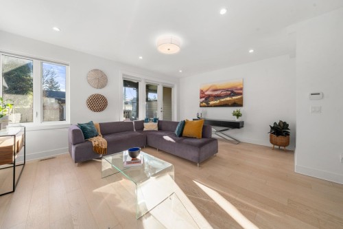 361 15Th Street E, North Vancouver, BC 