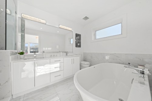 361 15Th Street E, North Vancouver, BC 