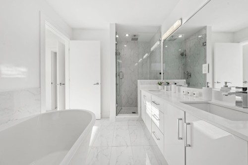 361 15Th Street E, North Vancouver, BC 