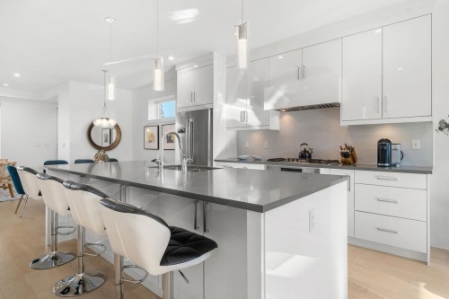 361 15Th Street E, North Vancouver, BC 