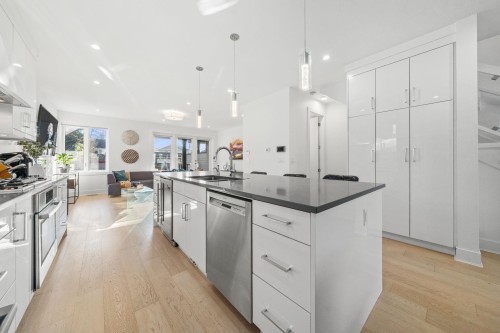 361 15Th Street E, North Vancouver, BC 