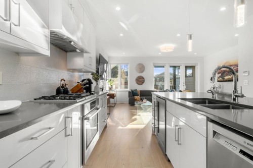 361 15Th Street E, North Vancouver, BC 