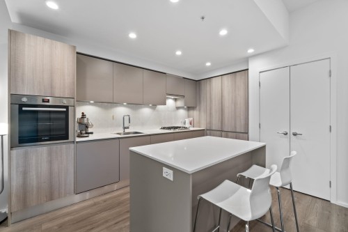 604-3809 Evergreen Place  Burnaby, BC V3J 0M1