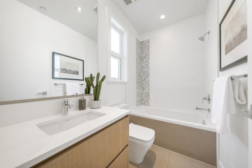 2431 Broadway W, Vancouver, BC 