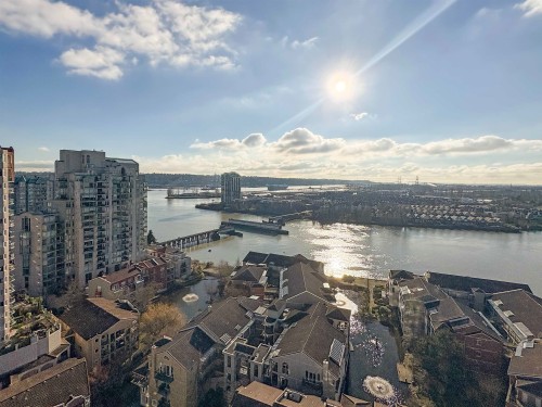 2004-1 Renaissance Square  New Westminster, BC V3M 0B6