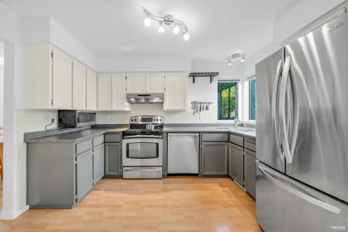 252 21St Street E, North Vancouver, BC 