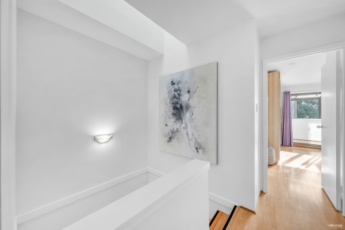 252 21St Street E, North Vancouver, BC 