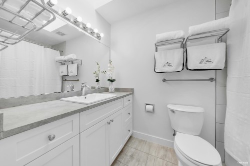 252 21St Street E, North Vancouver, BC 