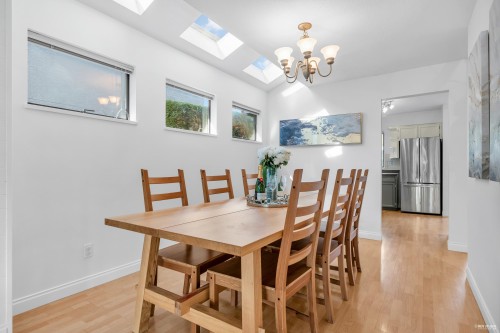 252 21St Street E, North Vancouver, BC 