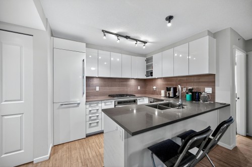 905-6658 Dow Avenue, Burnaby, BC 