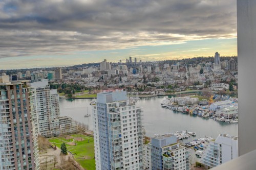 3809-1480 Howe Street, Vancouver, BC 