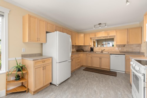 5722 Emily Way, Sechelt, BC 