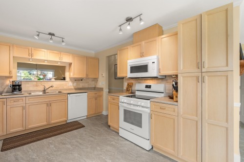 5722 Emily Way, Sechelt, BC 