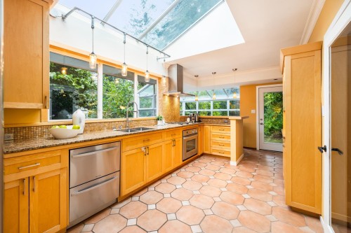 1090 Keith Road W, North Vancouver, BC 