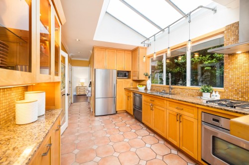 1090 Keith Road W, North Vancouver, BC 