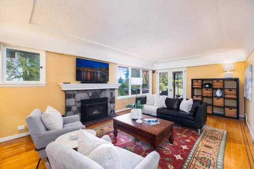 1090 Keith Road W, North Vancouver, BC 