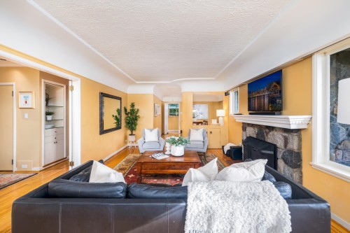 1090 Keith Road W, North Vancouver, BC 