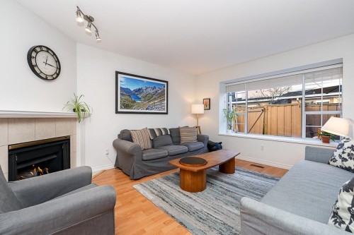 10-901 17th Street W North Vancouver, BC V7P 1V8
