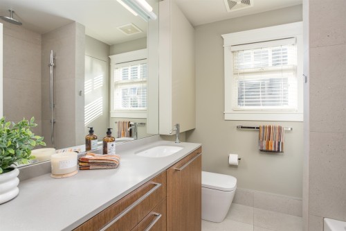 3242 3Rd Avenue W, Vancouver, BC 