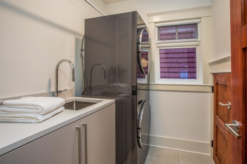 3242 3Rd Avenue W, Vancouver, BC 