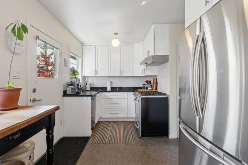 415 26Th Street W, North Vancouver, BC 