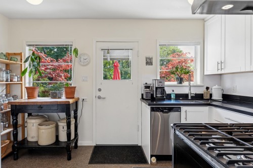 415 26Th Street W, North Vancouver, BC 