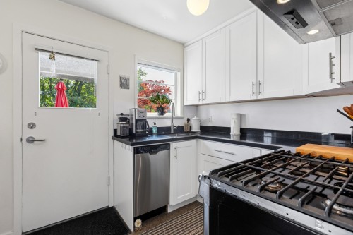 415 26Th Street W, North Vancouver, BC 