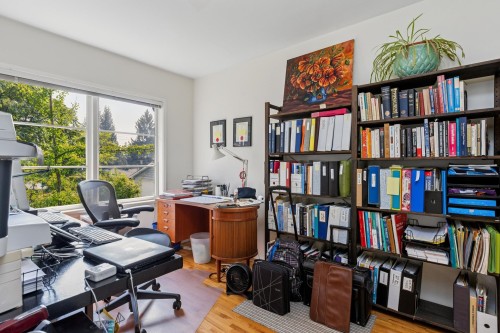 415 26Th Street W, North Vancouver, BC 