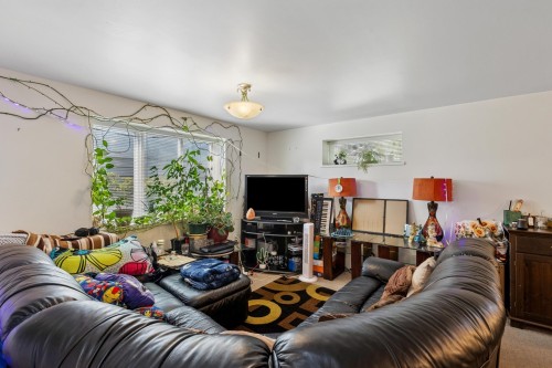 415 26Th Street W, North Vancouver, BC 