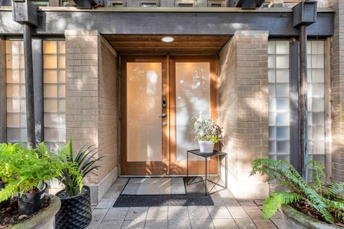 4-328 2nd Street E North Vancouver, BC V7L 1C7