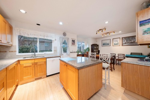 628 21St Street E, North Vancouver, BC 