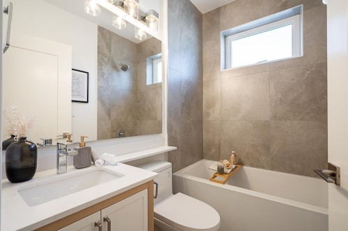 2105 33Rd Avenue E, Vancouver, BC 