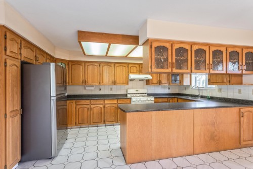 1506 Giles Place, Burnaby, BC 