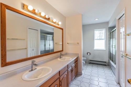 1506 Giles Place, Burnaby, BC 